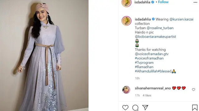 Iis Dahlia tampak tersenyum bahagia pada unggahannya di Instagram (https://www.instagram.com/p/COKjf66AIPt/)