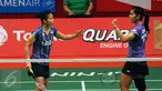 Ganda putri Indonesia,Greysia Polii/Nitya K Maheswari mengepalkan tangan usai mengalahkan Amelia Alicia Anscelly/Soong Fie Cho di Total BWF World Championships 2015, Jakarta, Jumat (14/8). Greysia/Nitya unggul 21-11 21-11.(Liputan6.com/Helmi Fithriansyah)