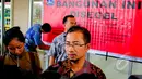 Kepala Seksi Penataan Kota DKI Jakarta, Bayu Aji saat memberikan keterangan pada wartawan di Mal Tebet Green, Jakarta, Kamis (5/3/2015). Penyegelan ini merupakan peringatan ketiga untuk mal Tebet Green. (Liputan6.com/Yoppy Renato)