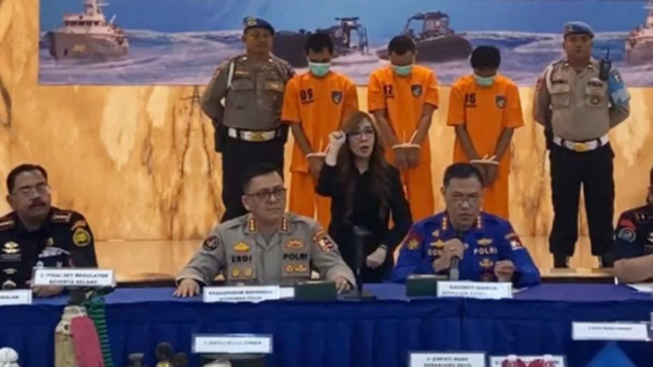 "Mereka packing BBL dalam bentuk kemasan, sehingga bertahan hidup untuk didistribusikan ke daerah lain," katanya.<br>