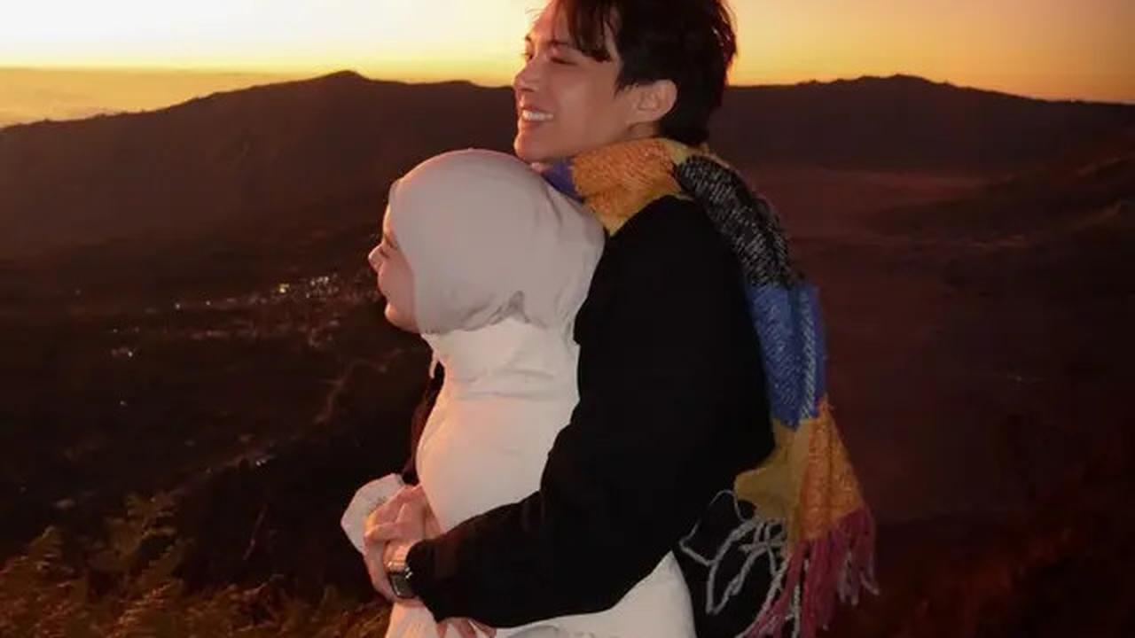 7 Potret Dinda Hauw dan Rey Mbayang Liburan di Bromo, Pakai Campervan