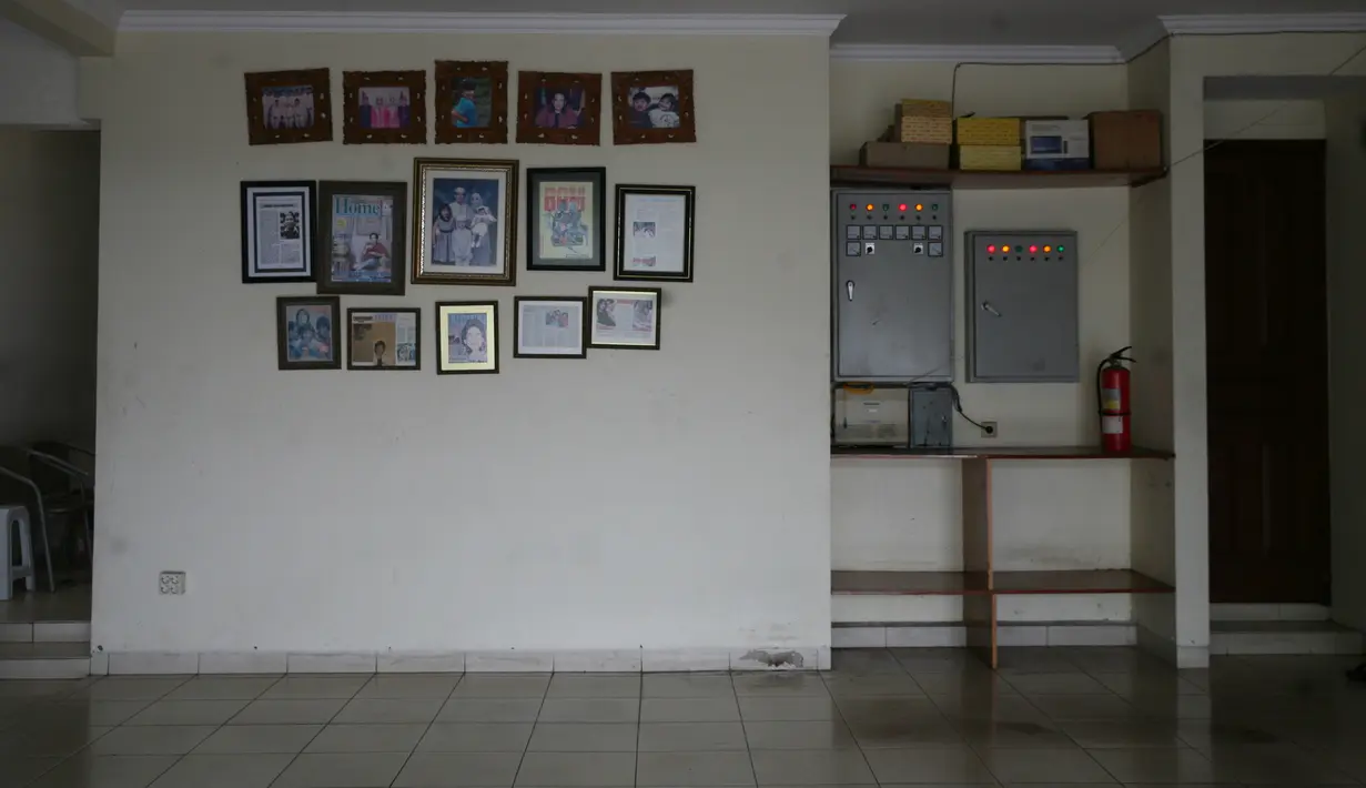 "Nggak sakit, tadi juga abis makan terus sempat pingsan. Semalam keluhan perutnya sakit, kembung," ujar Deni, supir pribadi Sys NS di rumah duka, Selasa (23/1/2018). (Nurwahyunan/Bintang.com)