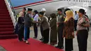 Gubernur Jawa Timur Soekarwo menyambut Presiden Joko Widodo dan Ibu Negara, Iriana di Bandara Internasional Juanda, Jawa Timur, Sabtu (3/2). Jokowi bertolak menuju Provinsi Jawa Timur untuk melakukan kunjungan kerja. (Liputan6.com/Pool/Biro Pers Setpres)