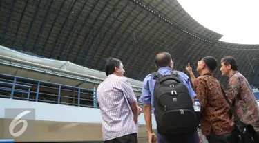 Subkontraktor pembangunan Stadion Gedebage menjelaskan konstruksi atap stadion pada tim ahli, Bandung, Rabu (10/6/2015). Penyidik dan tenaga ahli mengecek fisik stadion dalam kasus korupsi pembangunan Stadion Gedebage (Liputan6.com/Awan Harinto)