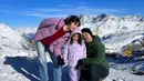 Dalam momen liburan Natal dan Tahun baru, Chicco Jerikho dan Putri Marino mengajak buah hatinya untuk menikmati momen liburan bersama ke Eropa. Destinasi awal yang keluarga ini kunjungi adalah Swiss seperti dalam foto yang diunggah di media sosial Instagram. (Liputan6.com/IG/@chicco.jerikho)