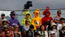 Penonton mengenakan kostum Teletubbies menyaksikan pertandingan antara  Adrian Mannarino dari Prancis melawan pemain Kroasia Marin Cilic selama babak pertama tunggal putra hari kedua Kejuaraan Wimbledon 2019 di All England Lawn Tennis Club di Wimbledon, London (2/7/2019). (AFP Photo/Adrian Dennis)