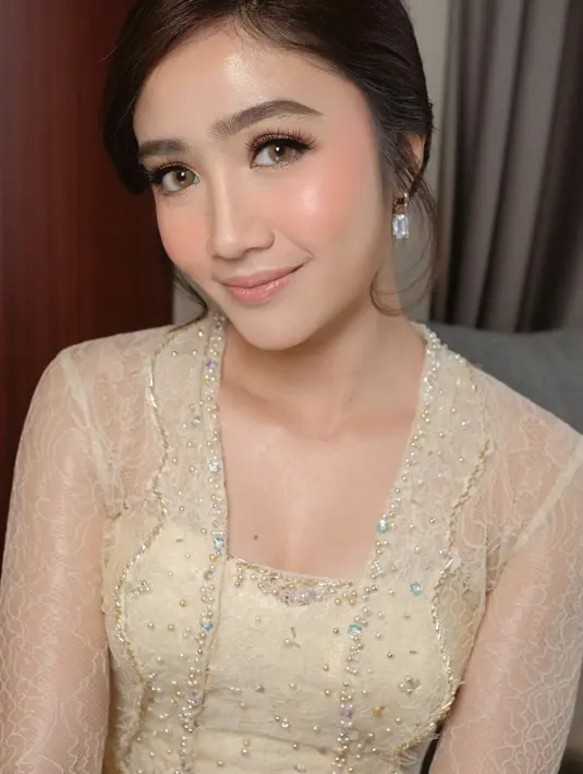 Bahkan dengan kebaya nuansa pastel, pilihan warna yang manis sempurna untuk menjadi kebaya bridesmaid. [Foto: Instagram/ Febby Rastanti]