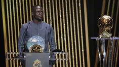 Pemain Bayern Munchen, Sadio Mane terpilih mendapatkan penghargaan Socrates edisi pertama saat acara puncak penganugerahan gelar Ballon d’Or 2022. (AP/Francois Mori)