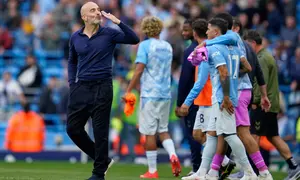 Pelatih kepala Manchester City, Enzo Maresca, menyapa para pendukung setelah pertandingan Liga Inggris antara Manchester City dan Coventry City di Manchester, Inggris, Sabtu, 5 September 2026. (Foto AP/Dave Thompson)