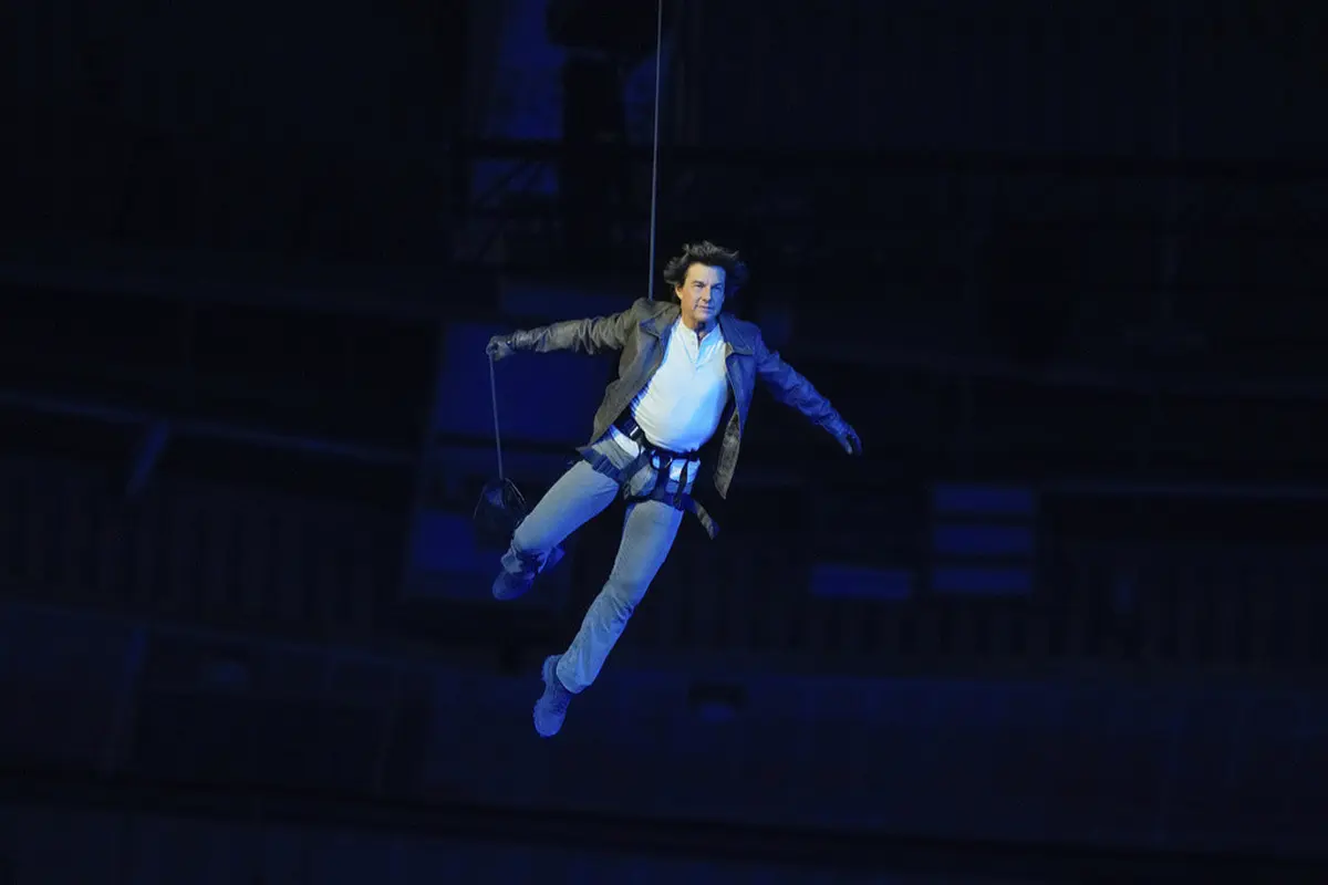 Tom Cruise dalam penutupan Olimpiade 2024. (AP Photo/Natacha Pisarenko)