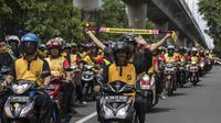 Suporter Bhayangkara FC merayakan gelar juara Liga 1 dengan konvoi dari Lapangan Bhayangkara menuju PTIK, Jakarta, Selasa (12/12/2017). Polri memberikan penghargaan kepada pemain dan official Bhayangkara FC. (Bola.com/Vitalis Yogi Trisna)