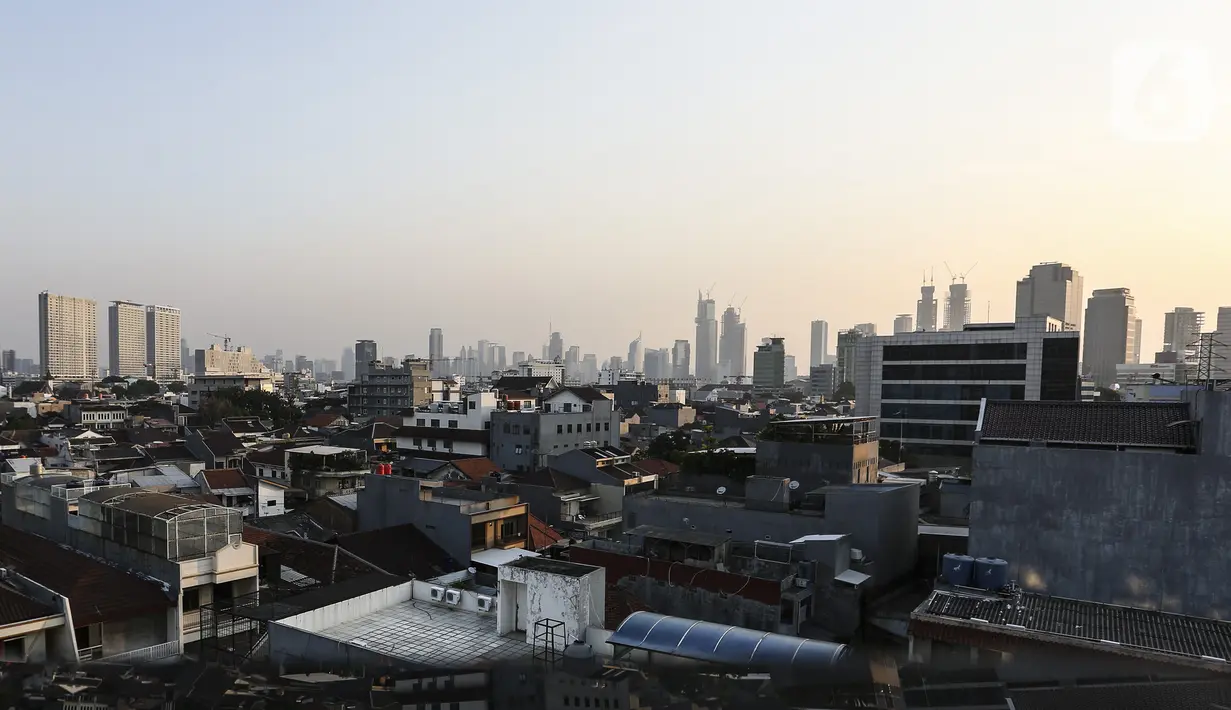 Pemandangan gedung bertingkat di Jakarta, Jumat (10/9/2021). Kementerian Keuangan mencatat realisasi program Pemulihan Ekonomi Nasional tahun 2021 hingga 20 Agustus 2021 mencapai Rp 326,74 triliun atau 43 persen dari pagu Rp 744,77 triliun. (Liputan6.com/Johan Tallo)