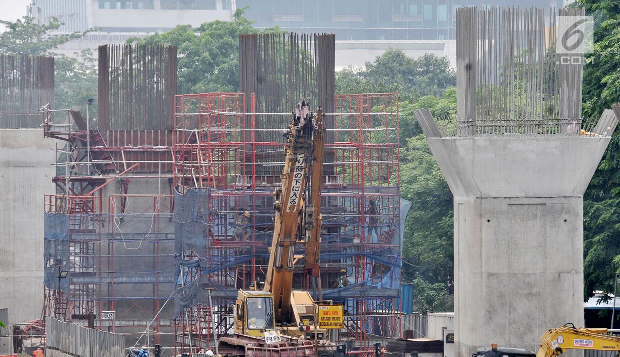 Penampakan proyek pembangunan enam ruas tol dalam kota seksi 1A di kawasan Cakung, Jakarta, Senin (5/11). Proyek enam ruas tol dalam kota memiliki panjang mencapai 69,77 Km. (Liputan6.com/Iqbal Nugroho)
