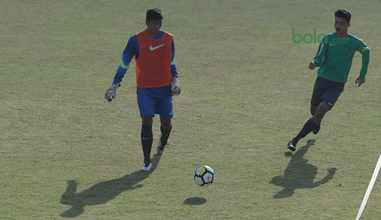 Kiper Gianluca P. Rossy (kiri)  menghalau bola dari rekannya saat sesi latihan di Lapangan ABC, Senayan,  (21/2/2018). Latihan tersebut merupakan persiapan Timnas U-19 untuk mengikuti Piala Asia 2018. (Bola.com/Nicklas Hanoatubun)