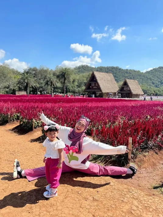 Berkunjung ke taman bunga di Chiang Mai, Ria Ricis dan Moana kompak tampil dengan OOTD serba pink. [@riaricis1795]
