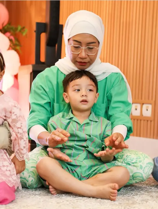 Meskipun sederhana, momen ini begitu penuh makna karena kami dapat merayakannya bersama orang-orang terkasih. Wanita keturunan Belgia itu berterimakasih kepada Allah yang telah memberikan kami rizki yang berlimpah, kesehatan, kebahagiaan, dan lingkaran orang-orang baik yang selalu menyertai keluarganya. (Liputan6.com/IG/_irishbella_)