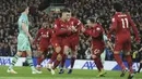 Para pemain Liverpool merayakan gol yang dicetak Roberto Firmino ke gawang Arsenal pada laga Premier League di Stadion Anfield, Liverpool, Sabtu (29/12). Liverpool menang 5-1 atas Arsenal. (AP/Rui Veira)