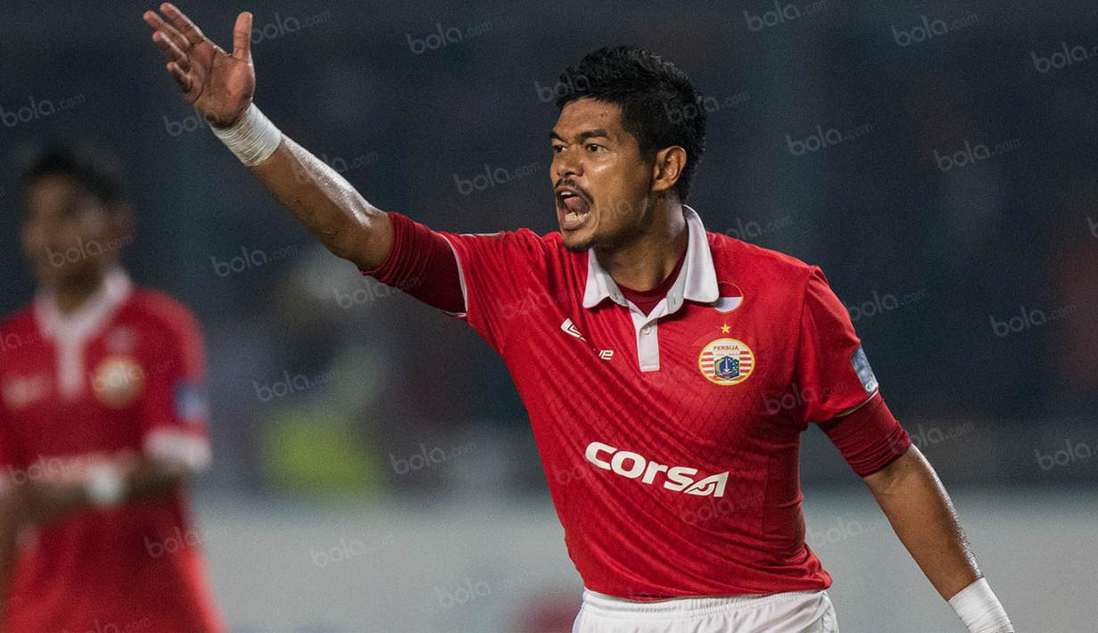 Semangat legenda hidup Persija itu bangkit kembali pada babak kedua, seakan dirinya ingin memberi pembuktian. Tak hanya itu, Bepe juga terus memompa semangat dari rekan-rekannya yang juga merupakan juniornya. (Bola.com/Vitalis Yogi Trisna)