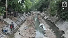 Aktivitas pekerja menyelesaikan proyek normalisasi Kali Kayu Putih, Jakarta, Selasa (15/10/2019). Proyek normalisasi Kali Kayu Putih yang merupakan aliran dari Kali Sunter sebagai langkah Suku Dinas Tata Air Jaktim dalam memaksimalkan fungsi kali pada musim penghujan. (merdeka.com/Iqbal S. Nugroho)