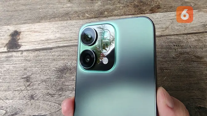 <p>Tampak kamera Oppo Reno14 5G. (Liputan6.com/ Yuslianson)</p>