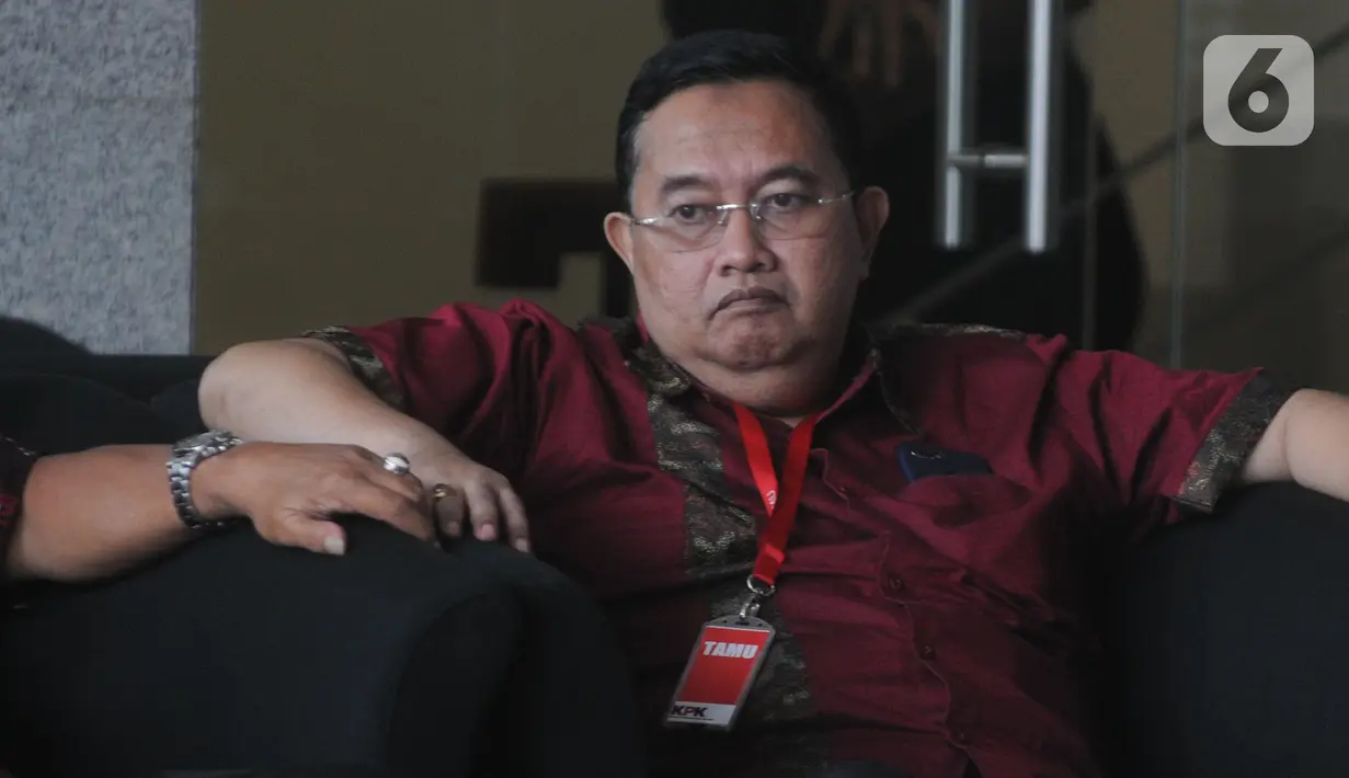 Mantan Wakil Bupati Lampung Utara Sri Widodo menunggu panggilan penyidik untuk pemeriksaan di Gedung KPK, Jakarta, Kamis (7/11/2019). Sri Widodo diperiksa sebagai saksi terkait kasus suap proyek di Dinas PUPR dan Perdagangan Kabupaten Lampung Utara. (merdeka.com/Dwi Narwoko)