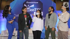 Puteri Indonesia Pariwisata 2016 Host Intan Aletrino, Koordinator Pemberdayaan Kapasitas Teknologi Digital Direktorat Pemberdayaan Informatika Aris Kurniawan, Juri CSR Jurike Moniaga, Peraih karya terpilih ke‐1 IdenTIK 2020 Ivan Tigana dan IdenTIK 2021 Adam Fauzi Akbar saat berbincang.