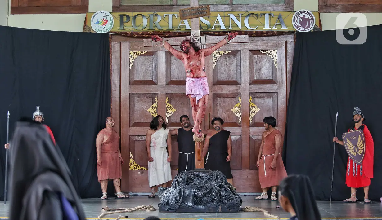Umat Katolik memeragakan drama penyaliban Yesus Kristus dalam Tablo Jalan Salib atau Tablo Jumat Agung di Gereja Santo Matius Penginjil Bintaro, Tangerang Selatan, Banten, Jumat (18/4/2025). (Liputan6.com/Angga Yuniar)