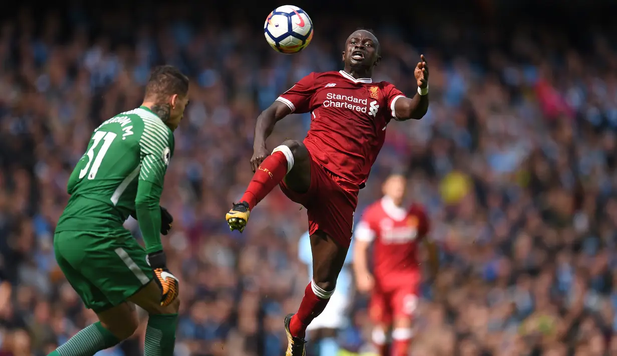 Gelandang Liverpool Sadio Mane berusaha mengambil bola sebelum kakinya menghatam wajah kiper Manchester City, Ederson saat pertandingan Liga Inggris di Stadion Etihad, Manchester (9/9). (AFP Photo/Oli Scarff)