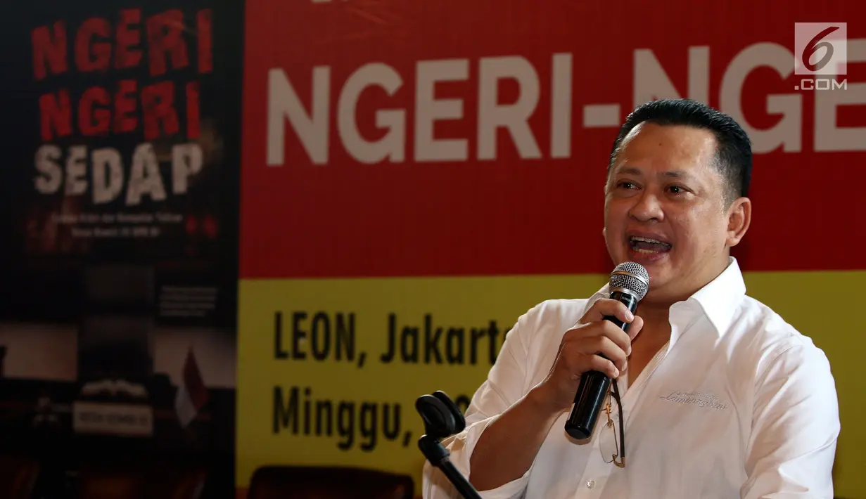 Politikus Partai Golkar Bambang Soesatyo memberikan sambutan saat peluncuaran bukunya di Jakarta, Minggu (10/9). Buku tersebut berisi penggambaran kondisi bangsa meliputi permasalahan ekonomi hingga munculnya SARA dalam pilkada. (Liputan6.com/Johan Tallo)