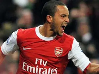 Selebrasi striker Arsenal Theo Walcott seusai mencetak gol ketiga ke gawang Chelsea dalam lanjutan EPL yang berlangsung di Emirates Stadium, 27 Desember 2010. AFP PHOTO / CARL DE SOUZA