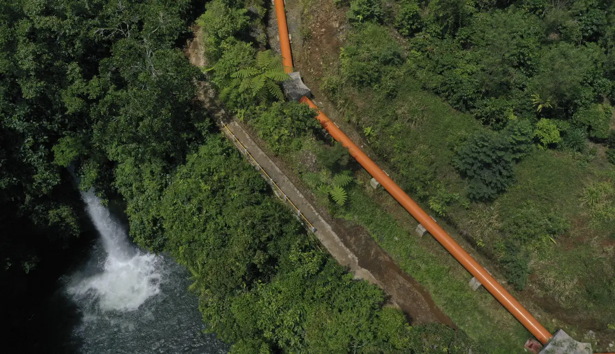 Foto udara pada 1 Mei 2021 menunjukkan Air Terjun Sengkuang, salah satu tempat wisata di samping pipa yang digunakan untuk irigasi air di Kepahiang, Provinsi Bengkulu. Air terjun Mandap Sari Senguang atau lebih dikenal dengan air terjun Sengkuang memiliki tinggi sekitar 25 meter. (ADEK BERRY / AFP)