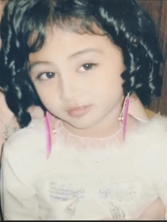 Penampilannya sudah cantik sejak lahir, puji netizen.  Bahkan, banyak juga yang menyebutnya mini Guzel. Dari pernikahannya dengan Ali Syakieb, telah dikaruniai seorang putri cantik yang diberi nama Güzelim Aracelli Ali Syakieb. [Instagram/marginw]