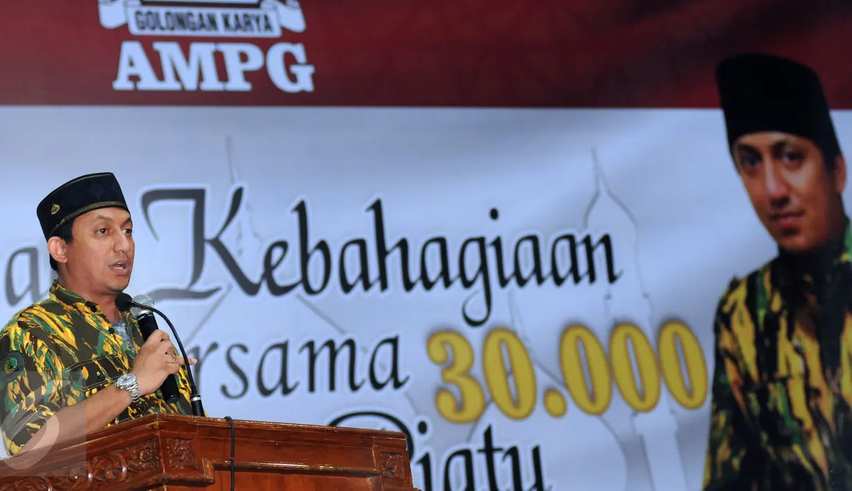 Ketua Umum AMPG, Fahd El Fouz A Rafiq memberikan pidato jelang buka puasa bersama ribuan anak yatim piatu di Jakarta, Sabtu (18/6). Acara diikuti sekitar 26 ribu anak yatim piatu. (Liputan6.com/Helmi Fithriansyah)