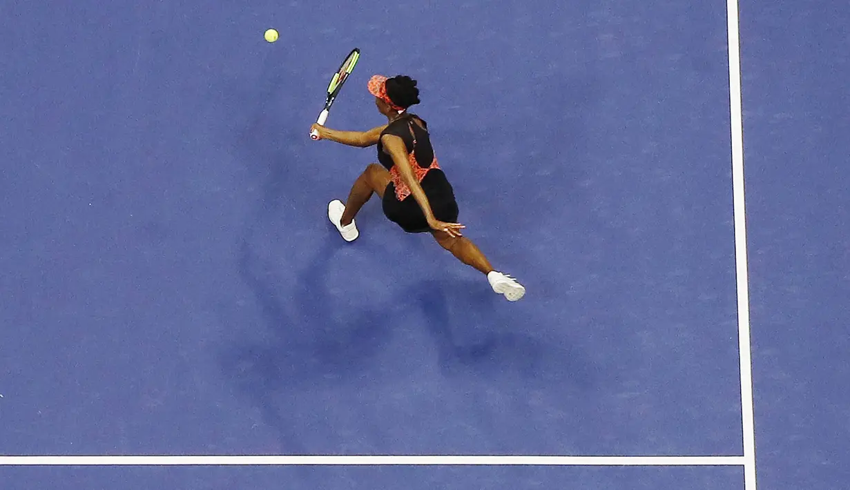 Petenis AS, Venus Williams, mengembalikan bola saat laga melawan petenis muda AS, Sloane Stephens, pada babak semifinal AS Terbuka di New York, Kamis (7/9/2017). Venus Williams kalah 1-6, 6-0, 5-7 dari Sloane Stephens. (AP/Julie Jacobson)