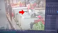 Pencurian yang menimpa seorang pedagang ikan di Pasar Baru Bantargebang, Kota Bekasi, Jawa Barat, Sabtu 22 Juli 2023 pagi, terekam kamera CCTV. Namun, dia takut melapor ke polisi. (Bam Sinulingga)