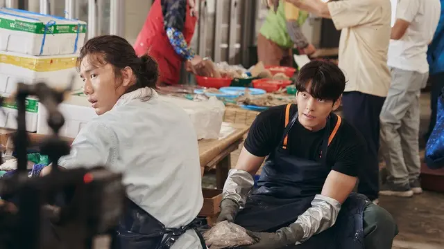 Kim Woo Bin dalam serial drama Korea "Our Blues". (Foto: Netflix)