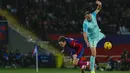 Bek Barcelona, Andreas Christensen (kiri) berebut bola dengan striker Mallorca, Vedat Muriqi pada laga pekan ke-28 LaLiga 2023/2024 yang berlangsung di Olimpic Lluis Companys Stadium, Barcelona, Sabtu (9/3/2024) dini hari WIB. (AP Photo/Joan Monfort)