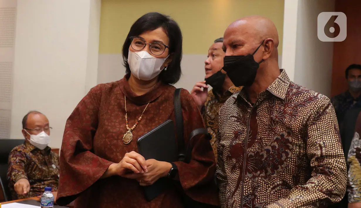Menteri Keuangan Sri Mulyani (kiri) dan Ketua Badan Anggaran DPR RI Said Abdullah (kanan) sebelum rapat kerja Badan Anggaran DPR RI di Kompleks Parlemen, Senayan, Jakarta, Selasa (31/5). Rapat tersebut beragenda keterangan pemerintah atas KEM PPKF RAPBN 2023 dan RKP Tahun 2023 serta Proyeksi Ekonomi Tahun 2023. (Liputan6.com/Angga Yuniar)