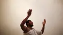 Peziarah Muslim berdoa di Jabal Rahmah dekat tepi Arafah saat ibadah haji, Arab Saudi (22/9/2015). Jabal Rahmah diyakini umat Muslim, sebagai tempat pertemuan antara Adam dan Hawa. (REUTERS / Ahmad Masood)