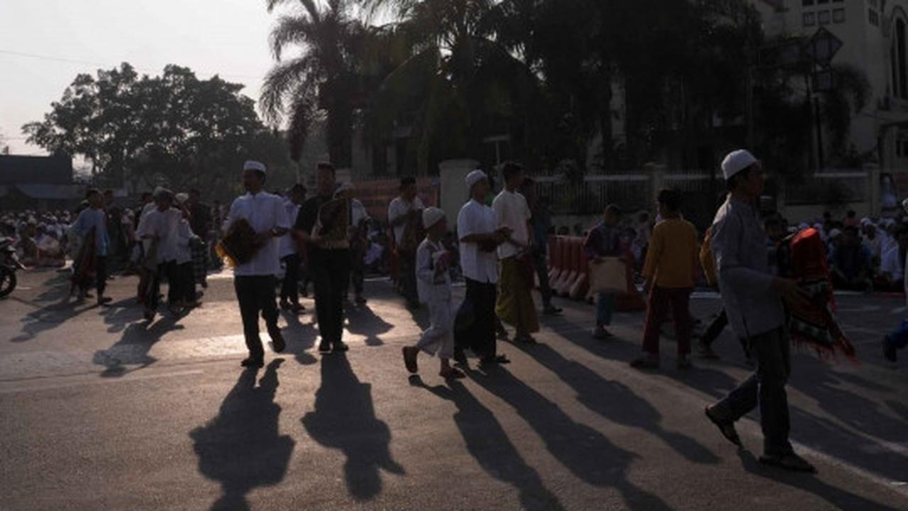 Ribuan warga Jatinegara gelar salat Idul Adha di jalan raya