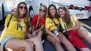 Empat suporter Belgia berpose usai menyaksikan laga menyaksikan laga perebutan tempat ke tiga Piala Dunia 2018 antara Inggris melawan Belgia di Stadion Saint Petersburg, Rusia. (Bola.com/Okie Prabhowo)
