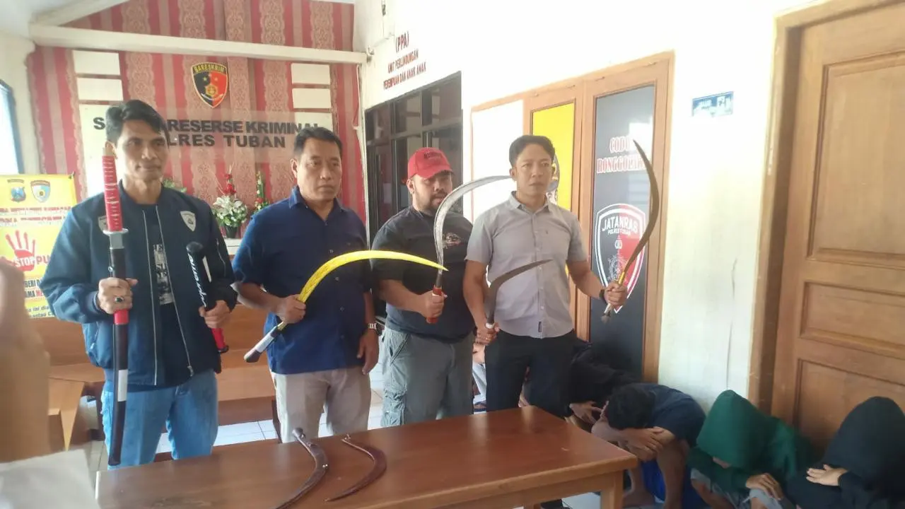 Gangster Tiban diamankan polisi bersama senjata tajam yang dibawa. (Adirin/Liputan6.com)