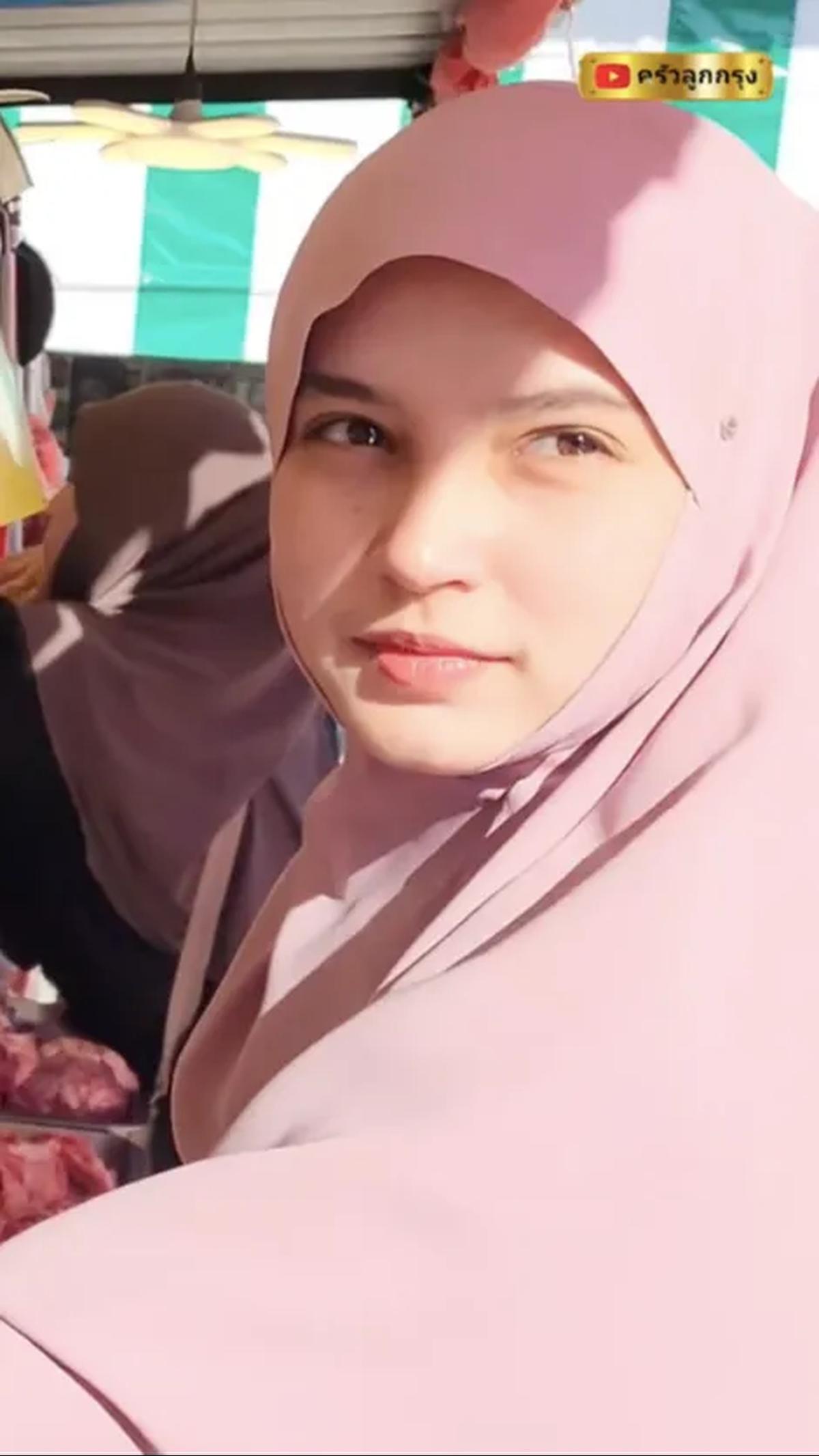 Cantiknya Gadis Penjual Daging di Thailand