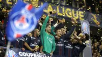 Pemain Paris Saint-Germain (PSG) merayakan kemenangan atas Monaco pada final Piala Liga Prancis. (AP Photo/Laurent Cipriani)