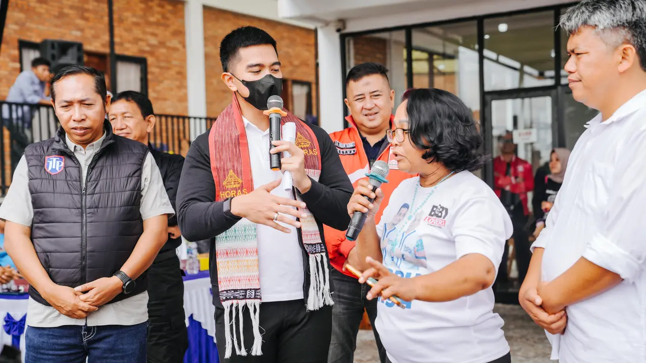 Ketua Umum Partai Solidaritas Indonesia (PSI) Kaesang Pangarep kembali melanjutkan safari politiknya jelang pencoblosan Pilkada 2024, di mana kali ini dia menyambangi, Tapanuli Utara, Sumatera Utara.