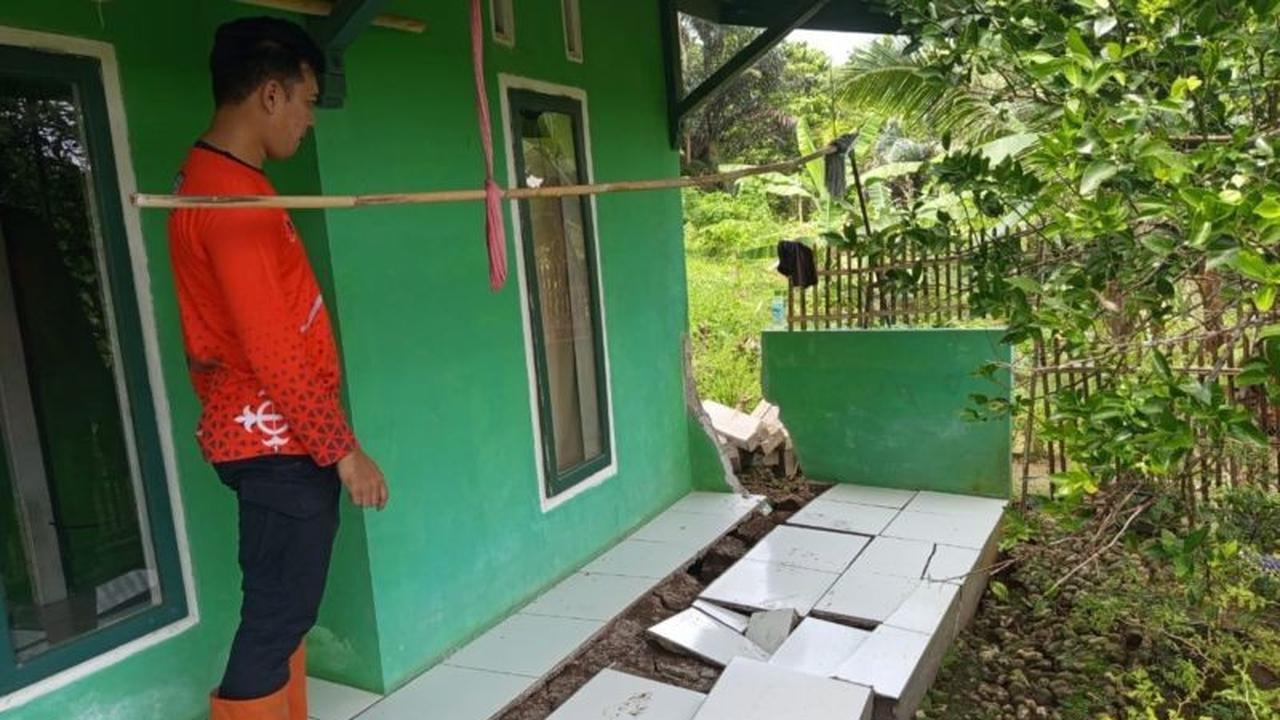 BPBD Ciamis Evakuasi Warga Terdampak Longsor di Margajaya, Rumah Rusak Berat