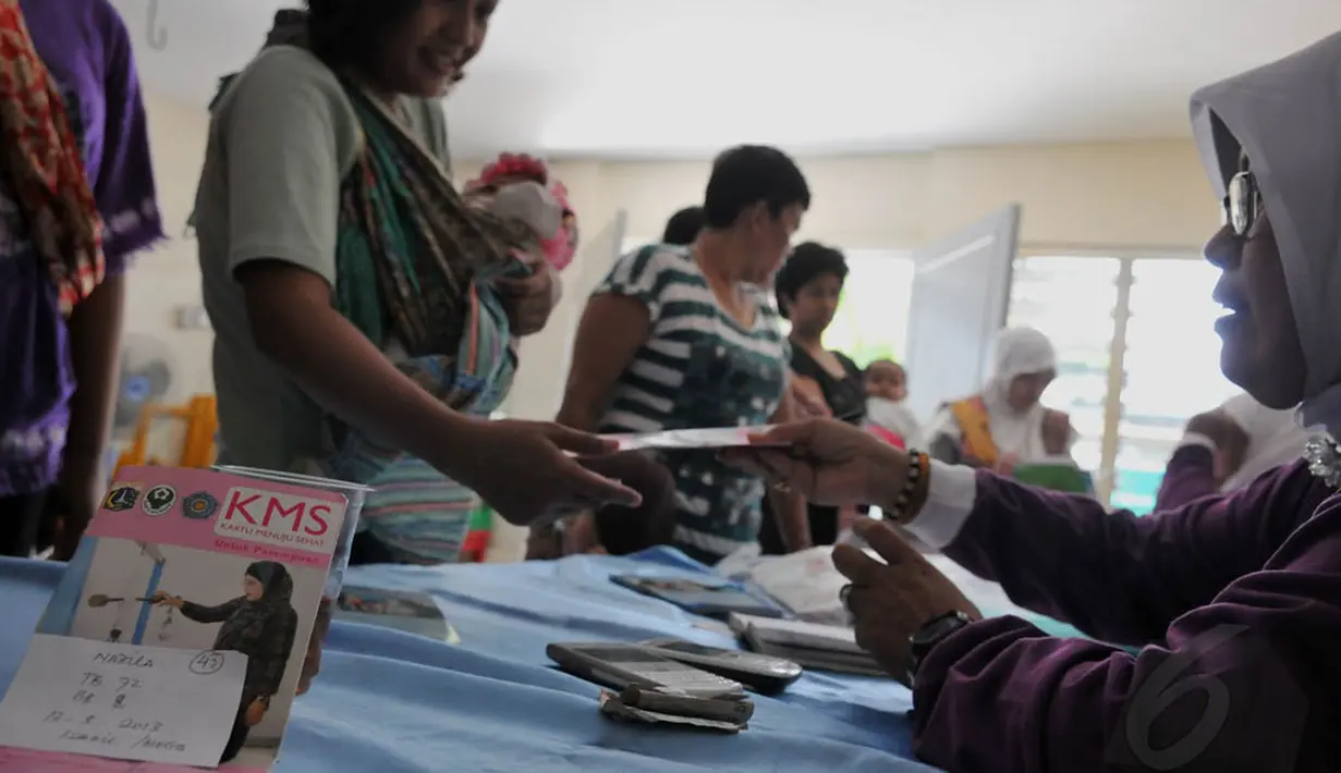 Relawan Di terlihat bertugas di Pos Pelayanan Terpadu (POSYANDU) Gerogol Selatan, Kebayoran Lama, Jakarta, (29/4/4) (Liputan6/JohanTallo)