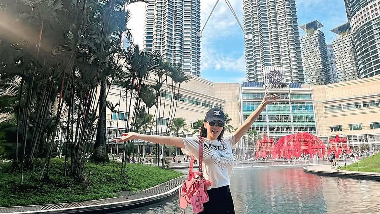 4 Potret Terbaru Angel Karamoy Tampil Kasual Liburan di Kuala Lumpur, Energik Bak Remaja
