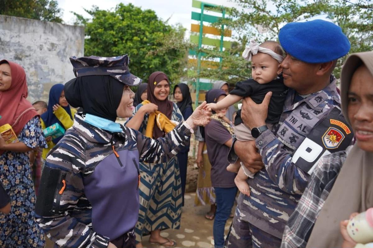 FOTO: Kowal Salurkan Bantuan Banjir ke Aceh Sumut dan Sumbar
