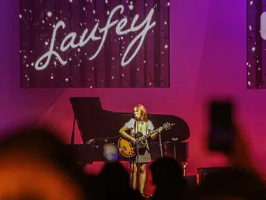 Penampilan Laufey tampil dalam special show di BNI Hall pada BNI Java Jazz Festival 2023 di JIExpo, Kemayoran Jakarta, Jumat (2/6/2023). (Liputan6.com/Faizal Fanani)